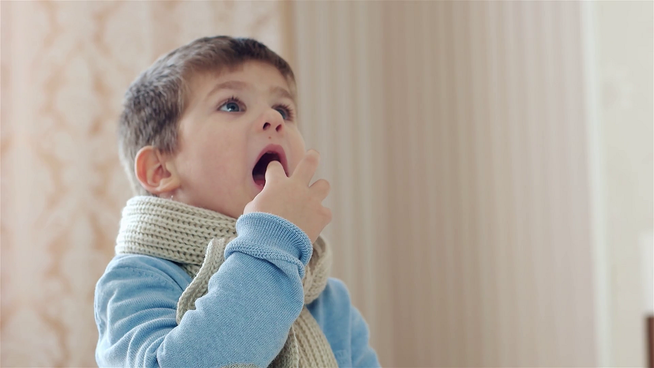 Как помочь ребенку справиться с болью в горле?